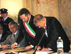 画像：共同宣言書に署名する茂原町長とカンピノティ市長