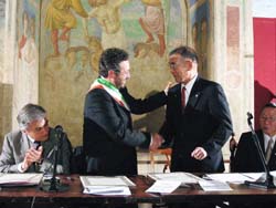 画像：署名後、固い握手を交わす両首長
