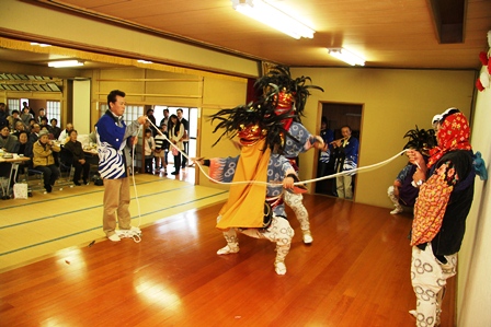 天引獅子舞保存会が伝統の舞を披露