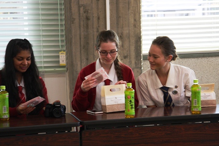 日本の”お茶菓子”に興味津々の生徒たち