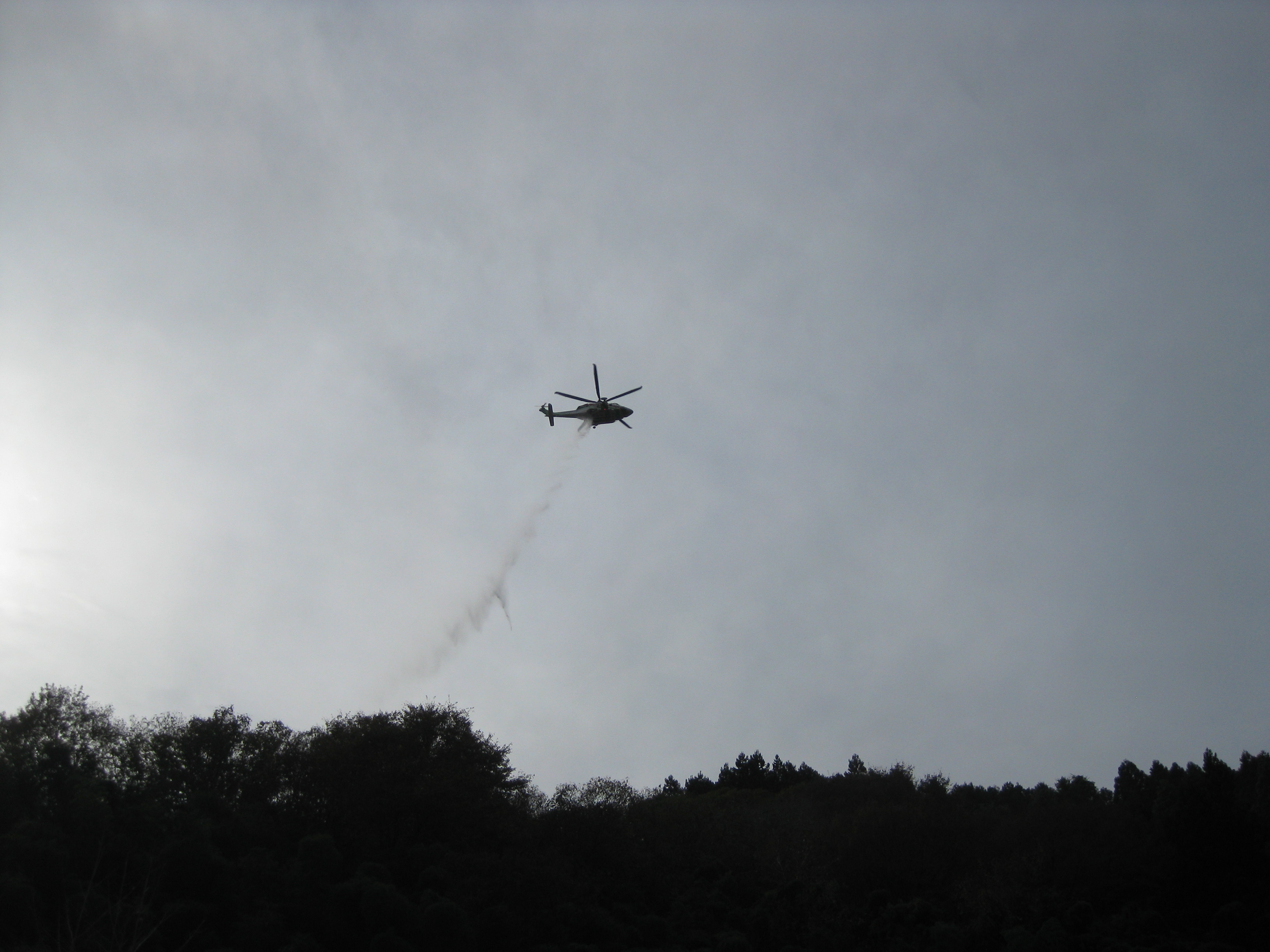 「防災ヘリコプター」上空からの散水訓練