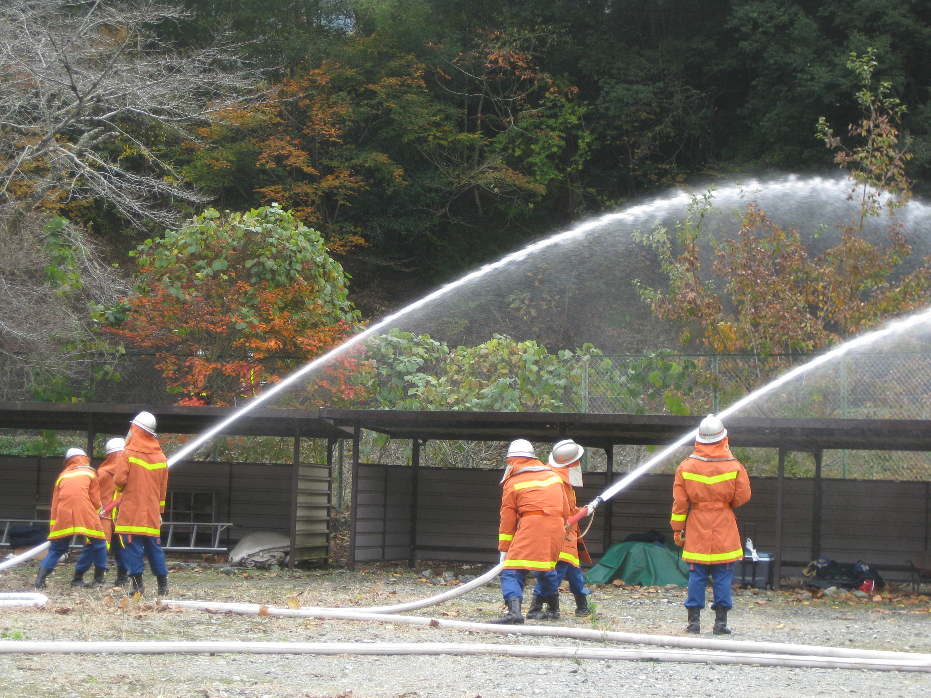 消防団による林野火災への放水訓練